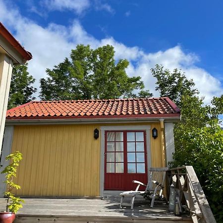 Gaesthus Med Utsikt Oever Drottningholms Slott المظهر الخارجي الصورة
